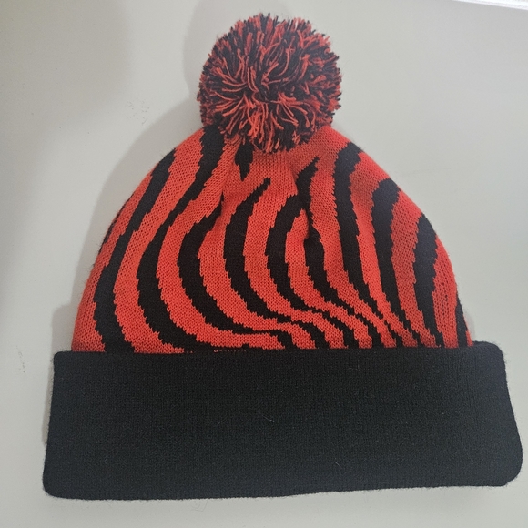 Zumiez Red and Black Striped BeanieSpitfire Wheels Zumiez Classic Swirl Adult - Picture 2 of 5